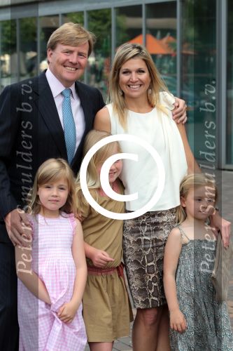 Amsterdam 6 juni 2012
Prinses Maxima Amalia Ariane en Alexia met hun vader Prins Willem Alexander
bij muziek concert in de heineken music hall.
Peter Smulders bv