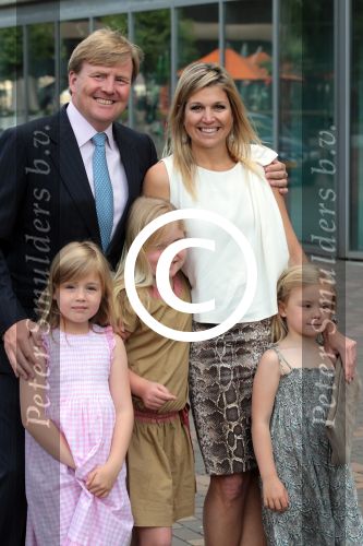 Amsterdam 6 juni 2012
Prinses Maxima Amalia Ariane en Alexia met hun vader Prins Willem Alexander
bij muziek concert in de heineken music hall.
Peter Smulders bv