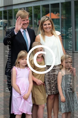 Amsterdam 6 juni 2012
Prinses Maxima Amalia Ariane en Alexia met hun vader Prins Willem Alexander
bij muziek concert in de heineken music hall.
Peter Smulders bv