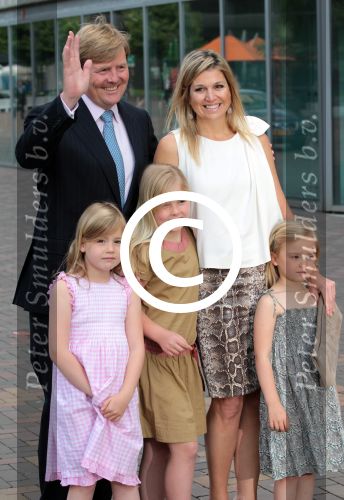 Amsterdam 6 juni 2012
Prinses Maxima Amalia Ariane en Alexia met hun vader Prins Willem Alexander
bij muziek concert in de heineken music hall.
Peter Smulders bv