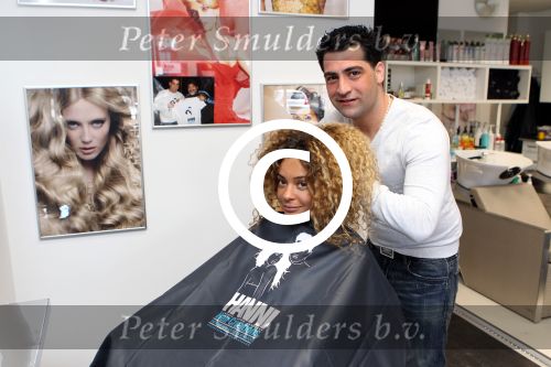 Hoofddorp 14 mei 2012
Kapper Hanni Hanna knipt Fajah lourens. Hanni knipt vele voetballers en bn ers.
Peter Smulders bv