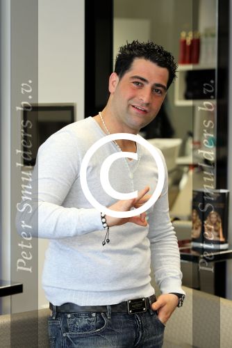 Hoofddorp 14 mei 2012
Kapper Hanni Hanna knipt Fajah lourens. Hanni knipt vele voetballers en bn ers.
Peter Smulders bv