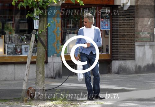 Amsterdam 13 juni 2012
Hans v Wilgenburg met hondje op straat.
Peter Smulders bv