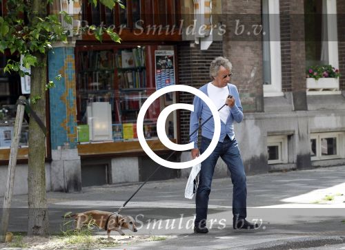Amsterdam 13 juni 2012
Hans v Wilgenburg met hondje op straat.
Peter Smulders bv