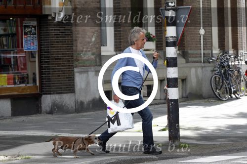 Amsterdam 13 juni 2012
Hans v Wilgenburg met hondje op straat.
Peter Smulders bv