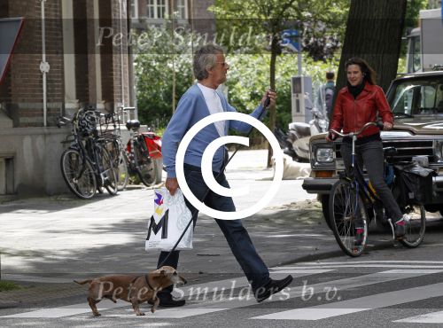 Amsterdam 13 juni 2012
Hans v Wilgenburg met hondje op straat.
Peter Smulders bv