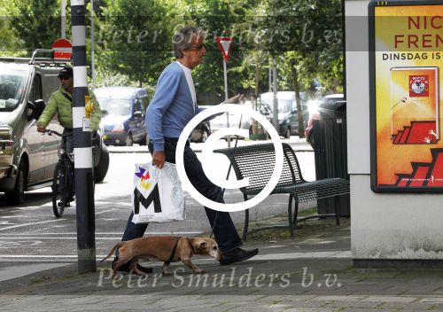 Amsterdam 13 juni 2012
Hans v Wilgenburg met hondje op straat.
Peter Smulders bv