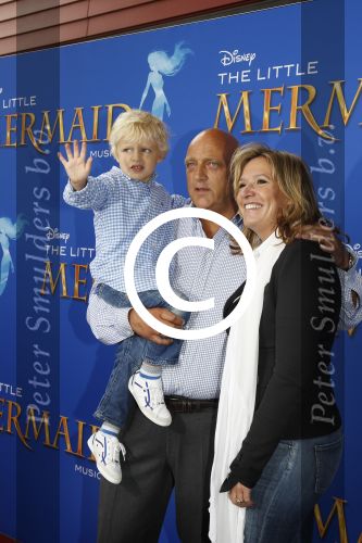 Rotterdam, 16 Juni 2012
Premiere Musical Little Mermaid in het Nieuwe Luxor theater
Herman den Blijker met zijn vrouw Jacquelinde de Blijker en zoontje Matz den Blijker
Foto Peter Smulders BV