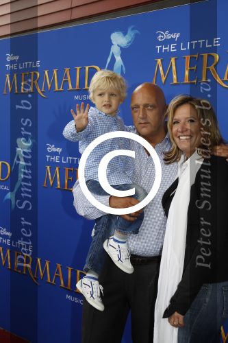 Rotterdam, 16 Juni 2012
Premiere Musical Little Mermaid in het Nieuwe Luxor theater
Herman den Blijker met zijn vrouw Jacquelinde de Blijker en zoontje Matz den Blijker
Foto Peter Smulders BV