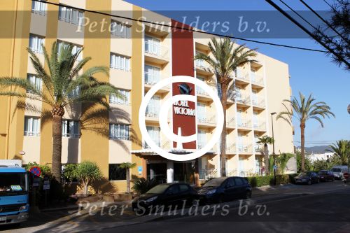 ibiza 2 mei 2012
Jan Kooijman achter de kinderwagen met zijn dochter en vriendin tijdens opnames verliefd op ibiza alsmede Sanne Vogel en Kim Feenstra. Hotel Victoria waar de acteurs slapen
Peter Smulders bv