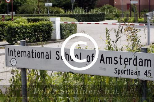 Amstelveen Amsterdam 19 juni 2012
Ruud Gullit en Estelle Cruijff gaan naar de diploma uitreiking van hun zoon op de internationale School Amsterdam. Ruud komt met zijn porsche cabrio.
Peter Smulders bv