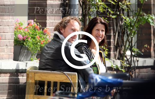 Amsterdam 9 mei 2012
Isa Hoes met een vriend voor haar huis.
Peter Smulders bv