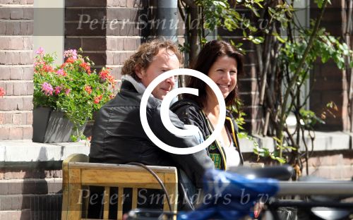 Amsterdam 9 mei 2012
Isa Hoes met een vriend voor haar huis.
Peter Smulders bv