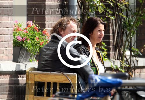 Amsterdam 9 mei 2012
Isa Hoes met een vriend voor haar huis.
Peter Smulders bv