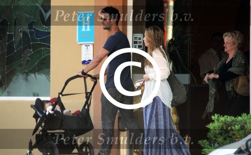 ibiza 2 mei 2012
Jan Kooijman achter de kinderwagen met zijn dochter en vriendin tijdens opnames verliefd op ibiza alsmede Sanne Vogel en Kim Feenstra.
Peter Smulders bv