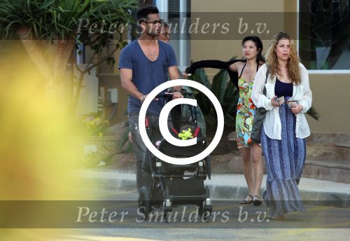 ibiza 2 mei 2012
Jan Kooijman achter de kinderwagen met zijn dochter en vriendin tijdens opnames verliefd op ibiza alsmede Sanne Vogel en Kim Feenstra.
Peter Smulders bv