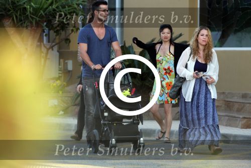 ibiza 2 mei 2012
Jan Kooijman achter de kinderwagen met zijn dochter en vriendin tijdens opnames verliefd op ibiza alsmede Sanne Vogel en Kim Feenstra.
Peter Smulders bv