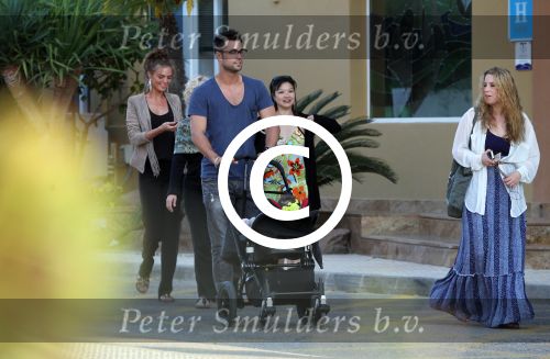 ibiza 2 mei 2012
Jan Kooijman achter de kinderwagen met zijn dochter en vriendin tijdens opnames verliefd op ibiza alsmede Sanne Vogel en Kim Feenstra.
Peter Smulders bv