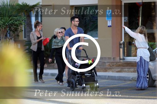 ibiza 2 mei 2012
Jan Kooijman achter de kinderwagen met zijn dochter en vriendin tijdens opnames verliefd op ibiza alsmede Sanne Vogel en Kim Feenstra.
Peter Smulders bv