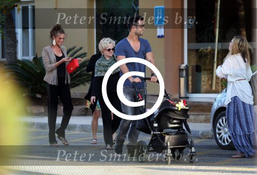 ibiza 2 mei 2012
Jan Kooijman achter de kinderwagen met zijn dochter en vriendin tijdens opnames verliefd op ibiza alsmede Sanne Vogel en Kim Feenstra.
Peter Smulders bv