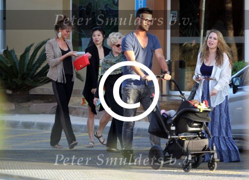 ibiza 2 mei 2012
Jan Kooijman achter de kinderwagen met zijn dochter en vriendin tijdens opnames verliefd op ibiza alsmede Sanne Vogel en Kim Feenstra.
Peter Smulders bv