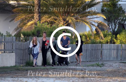 ibiza 2 mei 2012
Jan Kooijman achter de kinderwagen met zijn dochter en vriendin tijdens opnames verliefd op ibiza alsmede Sanne Vogel en Kim Feenstra.
Peter Smulders bv