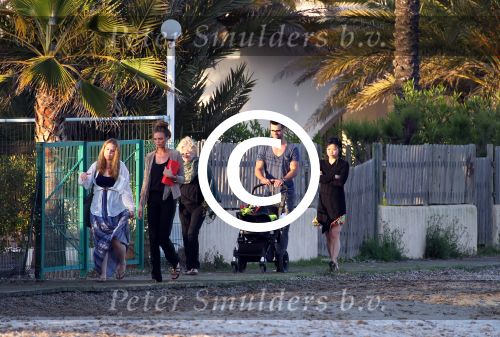 ibiza 2 mei 2012
Jan Kooijman achter de kinderwagen met zijn dochter en vriendin tijdens opnames verliefd op ibiza alsmede Sanne Vogel en Kim Feenstra.
Peter Smulders bv