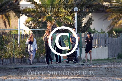 ibiza 2 mei 2012
Jan Kooijman achter de kinderwagen met zijn dochter en vriendin tijdens opnames verliefd op ibiza alsmede Sanne Vogel en Kim Feenstra.
Peter Smulders bv
