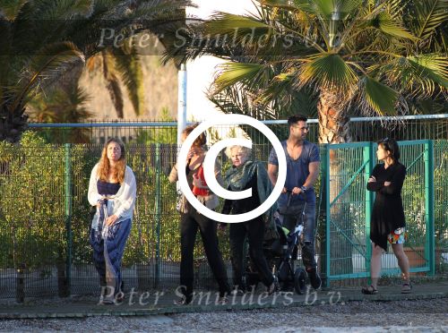 ibiza 2 mei 2012
Jan Kooijman achter de kinderwagen met zijn dochter en vriendin tijdens opnames verliefd op ibiza alsmede Sanne Vogel en Kim Feenstra.
Peter Smulders bv