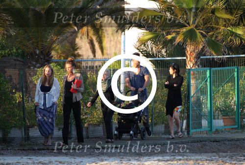 ibiza 2 mei 2012
Jan Kooijman achter de kinderwagen met zijn dochter en vriendin tijdens opnames verliefd op ibiza alsmede Sanne Vogel en Kim Feenstra.
Peter Smulders bv