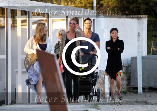 ibiza 2 mei 2012
Jan Kooijman achter de kinderwagen met zijn dochter en vriendin tijdens opnames verliefd op ibiza alsmede Sanne Vogel en Kim Feenstra.
Peter Smulders bv