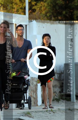 ibiza 2 mei 2012
Jan Kooijman achter de kinderwagen met zijn dochter en vriendin tijdens opnames verliefd op ibiza alsmede Sanne Vogel en Kim Feenstra.
Peter Smulders bv