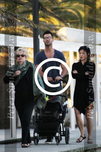 ibiza 2 mei 2012
Jan Kooijman achter de kinderwagen met zijn dochter en vriendin tijdens opnames verliefd op ibiza alsmede Sanne Vogel en Kim Feenstra.
Peter Smulders bv
