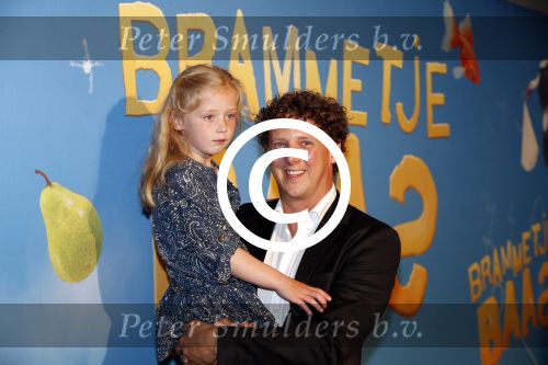Amsterdam 24 juni 2012
Jochem Myjer met zijn nichtje bij de premiere van Brammetje Baas in het eye filmtheater.
Peter Smulders bv