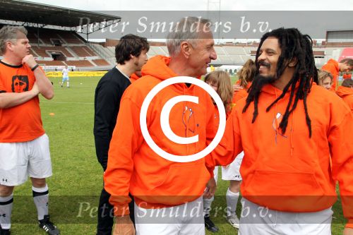 Amsterdam 1 juni 2012
Voetbaltournooi Johan Cruijff foundation in het olympisch stadion .
oa Johan Cruijff John Ewbank Thomas Acda Aron Winter Brian Roy Tonnie Bruins Slot Ronald de Boer William Spaay Najib Amhali Edwin v d Sar Raoul Heertje en Rohan Marley ( zoon Bob Marley) deden mee.
Peter Smulders bv