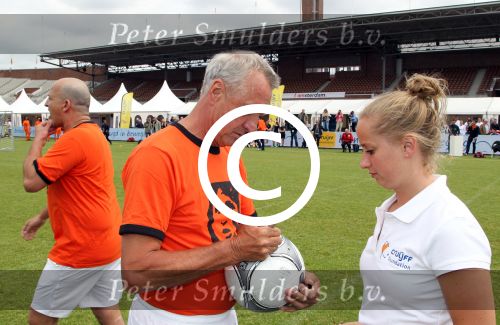 Amsterdam 1 juni 2012
Voetbaltournooi Johan Cruijff foundation in het olympisch stadion .
oa Johan Cruijff John Ewbank Thomas Acda Aron Winter Brian Roy Tonnie Bruins Slot Ronald de Boer William Spaay Najib Amhali Edwin v d Sar Raoul Heertje en Rohan Marley ( zoon Bob Marley) deden mee.
Peter Smulders bv