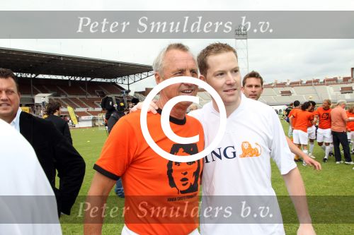 Amsterdam 1 juni 2012
Voetbaltournooi Johan Cruijff foundation in het olympisch stadion .
oa Johan Cruijff John Ewbank Thomas Acda Aron Winter Brian Roy Tonnie Bruins Slot Ronald de Boer William Spaay Najib Amhali Edwin v d Sar Raoul Heertje en Rohan Marley ( zoon Bob Marley) deden mee.
Peter Smulders bv
