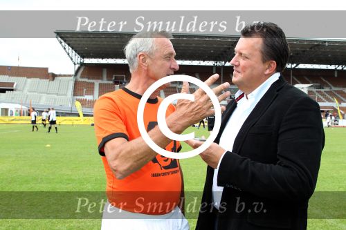 Amsterdam 1 juni 2012
Voetbaltournooi Johan Cruijff foundation in het olympisch stadion .
oa Johan Cruijff John Ewbank Thomas Acda Aron Winter Brian Roy Tonnie Bruins Slot Ronald de Boer William Spaay Najib Amhali Edwin v d Sar Raoul Heertje en Rohan Marley ( zoon Bob Marley) deden mee. Edwin Bredius interviewt Johan Cruyff
Peter Smulders bv
