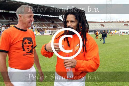 Amsterdam 1 juni 2012
Voetbaltournooi Johan Cruijff foundation in het olympisch stadion .
oa Johan Cruijff John Ewbank Thomas Acda Aron Winter Brian Roy Tonnie Bruins Slot Ronald de Boer William Spaay Najib Amhali Edwin v d Sar Raoul Heertje en Rohan Marley ( zoon Bob Marley) deden mee.
Peter Smulders bv