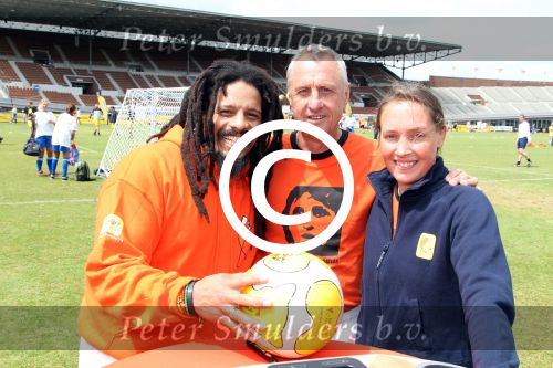 Amsterdam 1 juni 2012
Voetbaltournooi Johan Cruijff foundation in het olympisch stadion .
oa Johan Cruijff John Ewbank Thomas Acda Aron Winter Brian Roy Tonnie Bruins Slot Ronald de Boer William Spaay Najib Amhali Edwin v d Sar Raoul Heertje en Rohan Marley ( zoon Bob Marley) deden mee.
Peter Smulders bv