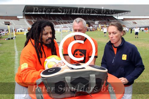 Amsterdam 1 juni 2012
Voetbaltournooi Johan Cruijff foundation in het olympisch stadion .
oa Johan Cruijff John Ewbank Thomas Acda Aron Winter Brian Roy Tonnie Bruins Slot Ronald de Boer William Spaay Najib Amhali Edwin v d Sar Raoul Heertje en Rohan Marley ( zoon Bob Marley) deden mee.
Peter Smulders bv
