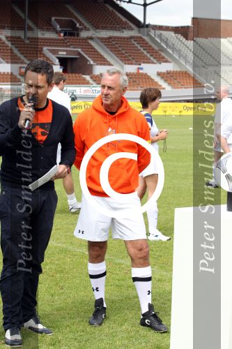 Amsterdam 1 juni 2012
Voetbaltournooi Johan Cruijff foundation in het olympisch stadion .
oa Johan Cruijff John Ewbank Thomas Acda Aron Winter Brian Roy Tonnie Bruins Slot Ronald de Boer William Spaay Najib Amhali Edwin v d Sar Raoul Heertje en Rohan Marley ( zoon Bob Marley) deden mee.
Peter Smulders bv