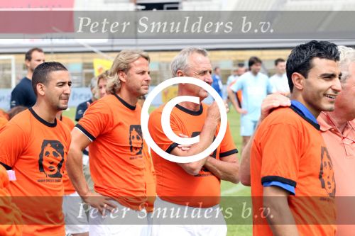 Amsterdam 1 juni 2012
Voetbaltournooi Johan Cruijff foundation in het olympisch stadion .
oa Johan Cruijff John Ewbank Thomas Acda Aron Winter Brian Roy Tonnie Bruins Slot Ronald de Boer William Spaay Najib Amhali Edwin v d Sar Raoul Heertje en Rohan Marley ( zoon Bob Marley) deden mee.
Peter Smulders bv