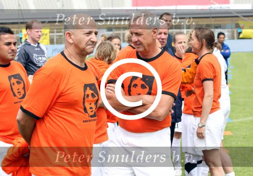 Amsterdam 1 juni 2012
Voetbaltournooi Johan Cruijff foundation in het olympisch stadion .
oa Johan Cruijff John Ewbank Thomas Acda Aron Winter Brian Roy Tonnie Bruins Slot Ronald de Boer William Spaay Najib Amhali Edwin v d Sar Raoul Heertje en Rohan Marley ( zoon Bob Marley) deden mee.
Peter Smulders bv