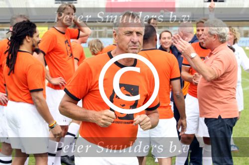 Amsterdam 1 juni 2012
Voetbaltournooi Johan Cruijff foundation in het olympisch stadion .
oa Johan Cruijff John Ewbank Thomas Acda Aron Winter Brian Roy Tonnie Bruins Slot Ronald de Boer William Spaay Najib Amhali Edwin v d Sar Raoul Heertje en Rohan Marley ( zoon Bob Marley) deden mee.
Peter Smulders bv