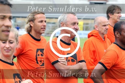 Amsterdam 1 juni 2012
Voetbaltournooi Johan Cruijff foundation in het olympisch stadion .
oa Johan Cruijff John Ewbank Thomas Acda Aron Winter Brian Roy Tonnie Bruins Slot Ronald de Boer William Spaay Najib Amhali Edwin v d Sar Raoul Heertje en Rohan Marley ( zoon Bob Marley) deden mee.
Peter Smulders bv