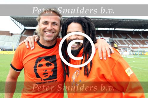 Amsterdam 1 juni 2012
Voetbaltournooi Johan Cruijff foundation in het olympisch stadion .
oa Johan Cruijff John Ewbank Thomas Acda Aron Winter Brian Roy Tonnie Bruins Slot Ronald de Boer William Spaay Najib Amhali Edwin v d Sar Raoul Heertje en Rohan Marley ( zoon Bob Marley) deden mee.
Peter Smulders bv