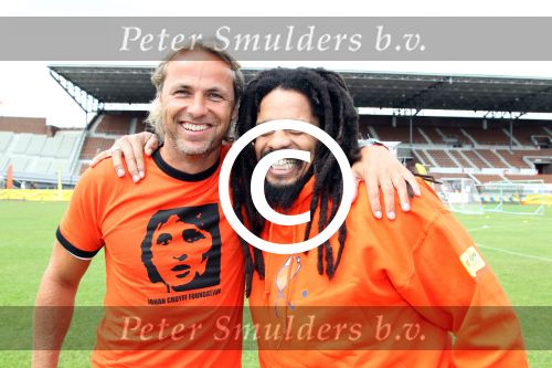 Amsterdam 1 juni 2012
Voetbaltournooi Johan Cruijff foundation in het olympisch stadion .
oa Johan Cruijff John Ewbank Thomas Acda Aron Winter Brian Roy Tonnie Bruins Slot Ronald de Boer William Spaay Najib Amhali Edwin v d Sar Raoul Heertje en Rohan Marley ( zoon Bob Marley) deden mee.
Peter Smulders bv