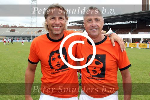 Amsterdam 1 juni 2012
Voetbaltournooi Johan Cruijff foundation in het olympisch stadion .
oa Johan Cruijff John Ewbank Thomas Acda Aron Winter Brian Roy Tonnie Bruins Slot Ronald de Boer William Spaay Najib Amhali Edwin v d Sar Raoul Heertje en Rohan Marley ( zoon Bob Marley) deden mee.
Peter Smulders bv