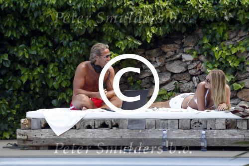 Ibiza 2 mei 2012
John Ewbank en zijn nieuwe vriendin Kelly Weekers op vakantie op ibiza.
Peter Smulders bv
